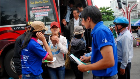 Mưa nắng bất chợt đón sĩ tử tại Sài Gòn - ảnh 6