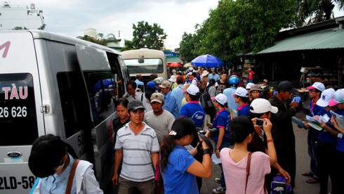 Mưa nắng bất chợt đón sĩ tử tại Sài Gòn - ảnh 1