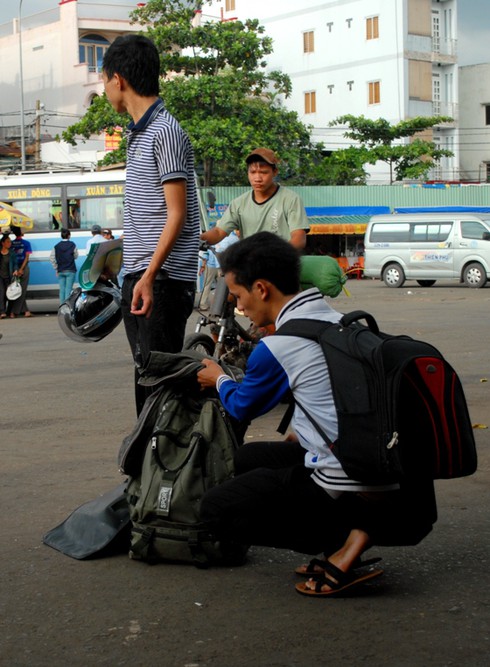 Mưa nắng bất chợt đón sĩ tử tại Sài Gòn - ảnh 5