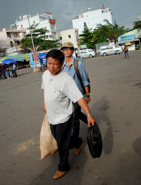 Mưa nắng bất chợt đón sĩ tử tại Sài Gòn - ảnh 4