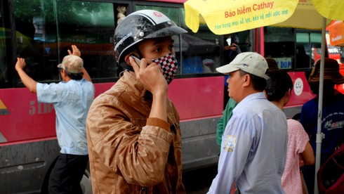 Mưa nắng bất chợt đón sĩ tử tại Sài Gòn - ảnh 11