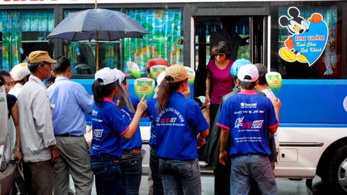 Mưa nắng bất chợt đón sĩ tử tại Sài Gòn - ảnh 10