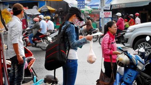 Mưa nắng bất chợt đón sĩ tử tại Sài Gòn - ảnh 16