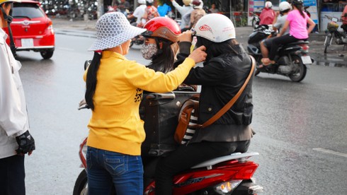 Mưa nắng bất chợt đón sĩ tử tại Sài Gòn - ảnh 12