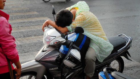 Mưa nắng bất chợt đón sĩ tử tại Sài Gòn - ảnh 15