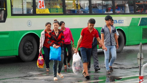 Mưa nắng bất chợt đón sĩ tử tại Sài Gòn - ảnh 3