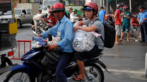 Mưa nắng bất chợt đón sĩ tử tại Sài Gòn - ảnh 13