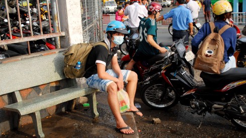 Mưa nắng bất chợt đón sĩ tử tại Sài Gòn - ảnh 17