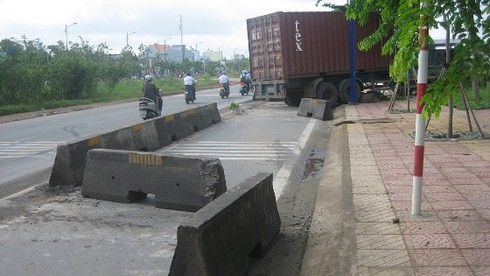 Dừng đèn đỏ bị container bất ngờ đâm sau lưng - ảnh 2