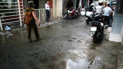 Thanh niên cứa cổ tự sát bằng gần chục nhát dao - ảnh 1