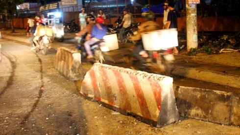 Xe ben tông dải phân cách, ba người bị thương - ảnh 2