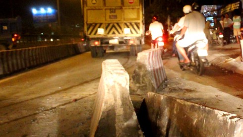 Xe ben tông dải phân cách, ba người bị thương - ảnh 4