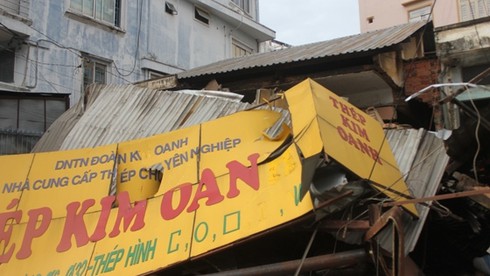 10 người thoát nạn khi container ủi sập 2 căn nhà - ảnh 3
