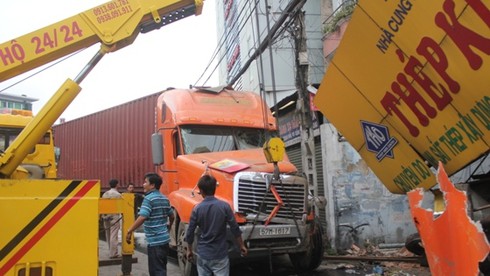 10 người thoát nạn khi container ủi sập 2 căn nhà - ảnh 1