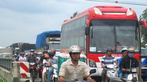 TP.HCM: Xe khách 16 chỗ bốc cháy giữa đường - ảnh 3