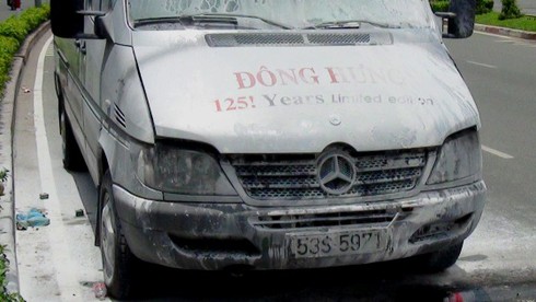 TP.HCM: Xe khách 16 chỗ bốc cháy giữa đường - ảnh 2