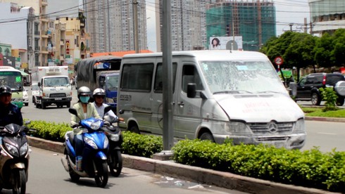 TP.HCM: Xe khách 16 chỗ bốc cháy giữa đường - ảnh 1