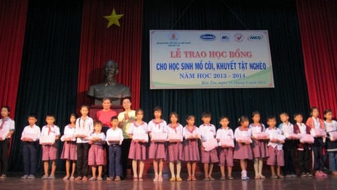 Trao 50 triệu đồng học bổng cho học sinh nghèo Bến Tre - ảnh 1