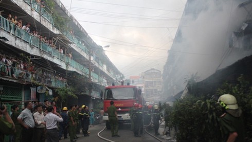Cháy lớn tại chung cư, hàng trăm người hoảng loạn - ảnh 3