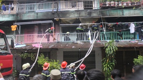 Cháy lớn tại chung cư, hàng trăm người hoảng loạn - ảnh 4