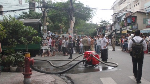 Cháy lớn tại chung cư, hàng trăm người hoảng loạn - ảnh 6