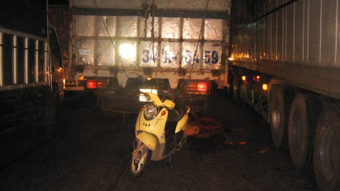 Đang về thăm nhà, cô gái tử vong vì ngã vào gầm xe tải - ảnh 1