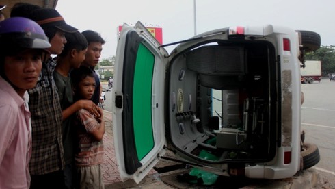 Xe cấp cứu bị xe tải tông lật giữa xa lộ - ảnh 4