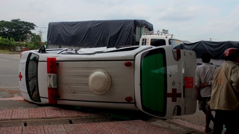 Xe cấp cứu bị xe tải tông lật giữa xa lộ - ảnh 2