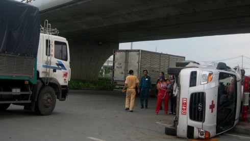 Xe cấp cứu bị xe tải tông lật giữa xa lộ - ảnh 1