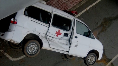 Xe cấp cứu bị xe tải tông lật giữa xa lộ - ảnh 3