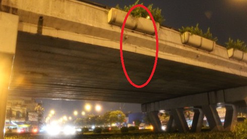 Treo cổ trên cầu vượt trong cơn mưa lớn - ảnh 1