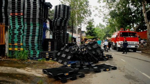 Chữa cháy, bị thương nặng do pallet nhựa rơi trúng đầu - ảnh 2