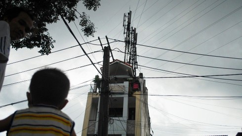 Chữa cháy, bị thương nặng do pallet nhựa rơi trúng đầu - ảnh 1