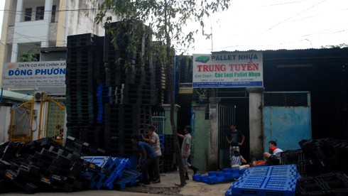 Chữa cháy, bị thương nặng do pallet nhựa rơi trúng đầu - ảnh 3