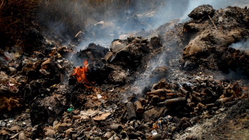 Bãi rác khổng lồ: 10 năm chính quyền không bắt được vụ vi phạm nào! - ảnh 3