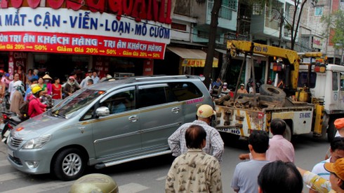 Đạp nhầm chân ga, nhân viên rửa xe gây tai nạn tại ngã 5 - ảnh 2