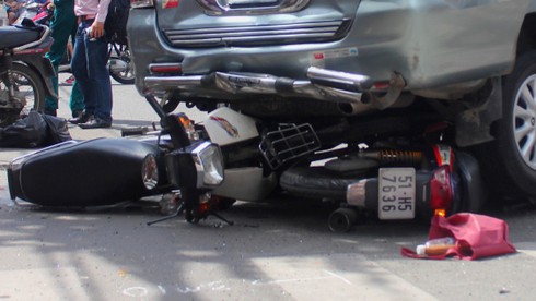 Đạp nhầm chân ga, nhân viên rửa xe gây tai nạn tại ngã 5 - ảnh 1