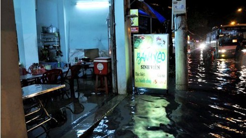 Ô tô, xe máy tiếp tục