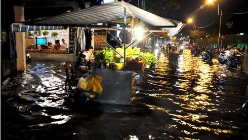 Ô tô, xe máy tiếp tục