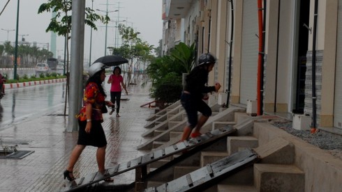 Cảnh trớ trêu bên đại lộ đẹp nhất Sài Gòn - ảnh 2