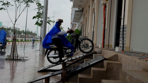 Cảnh trớ trêu bên đại lộ đẹp nhất Sài Gòn - ảnh 1