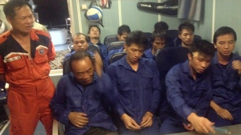 Tàu hàng chở 12 thuyền viên cháy giữa biển - ảnh 2