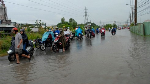 Đường phố Sài Gòn ngập nặng, hỗn loạn sau “bão” - ảnh 11