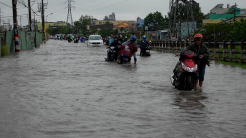 Đường phố Sài Gòn ngập nặng, hỗn loạn sau “bão” - ảnh 8
