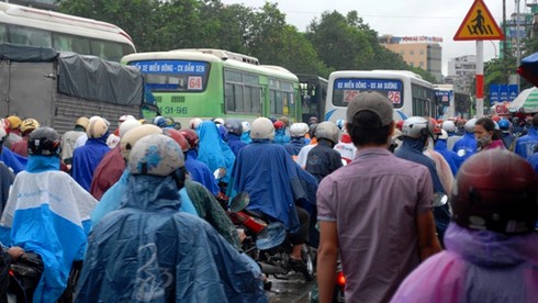Đường phố Sài Gòn ngập nặng, hỗn loạn sau “bão” - ảnh 14