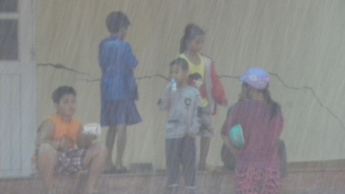Đường phố Sài Gòn ngập nặng, hỗn loạn sau “bão” - ảnh 1