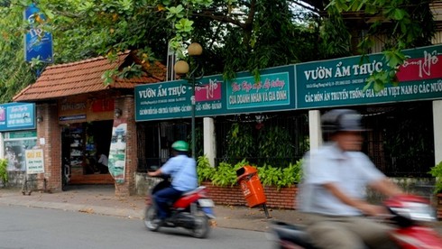 TP.HCM: Nhà hàng, quán nhậu “nuốt chửng” công viên - ảnh 2