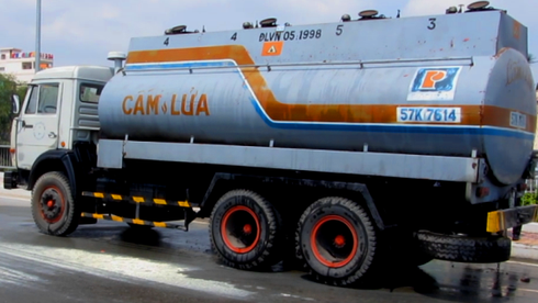 Xe bồn chở xăng bốc cháy gần bệnh viện - ảnh 1