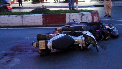 Tử vong vì gương chiếu hậu đâm trúng cổ - ảnh 1