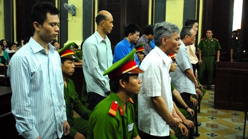 Hình ảnh 2 bị cáo bị tuyên án tử hình trong